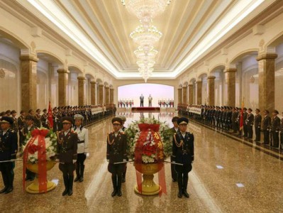 金正恩缅怀先辈，敬献花篮于金日成金正日立像