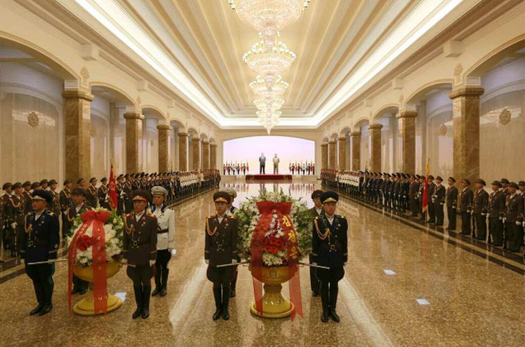 金正恩缅怀先辈,敬献花篮于金日成金正日立像
